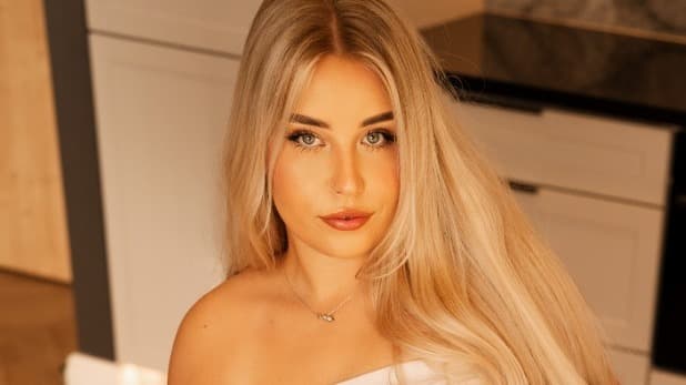 KristyFlowers - Live Model