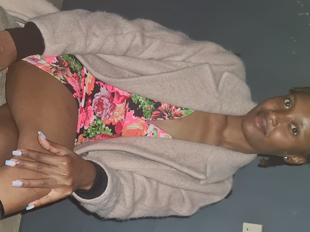 Petitegal - Live Model