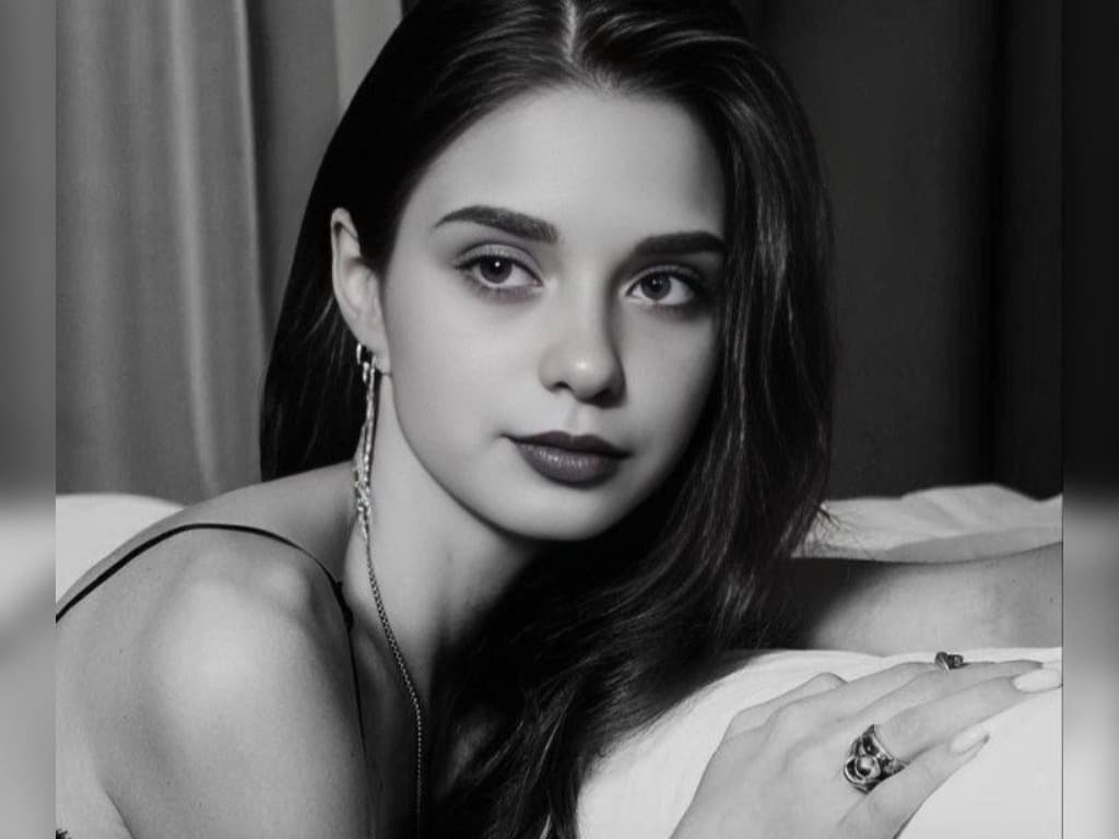 Mishelle - Live Model